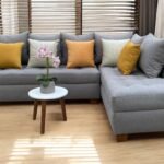 Sala en L – 2.50 x 1.80m + Mesa + 5 Cojines