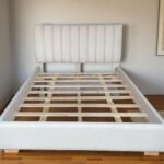 CAMA CON PLAFONES VERTICALES