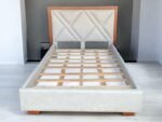 CAMA TRIANGULAR CON MARCO DE MADERA