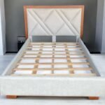 CAMA TRIANGULAR CON MARCO DE MADERA